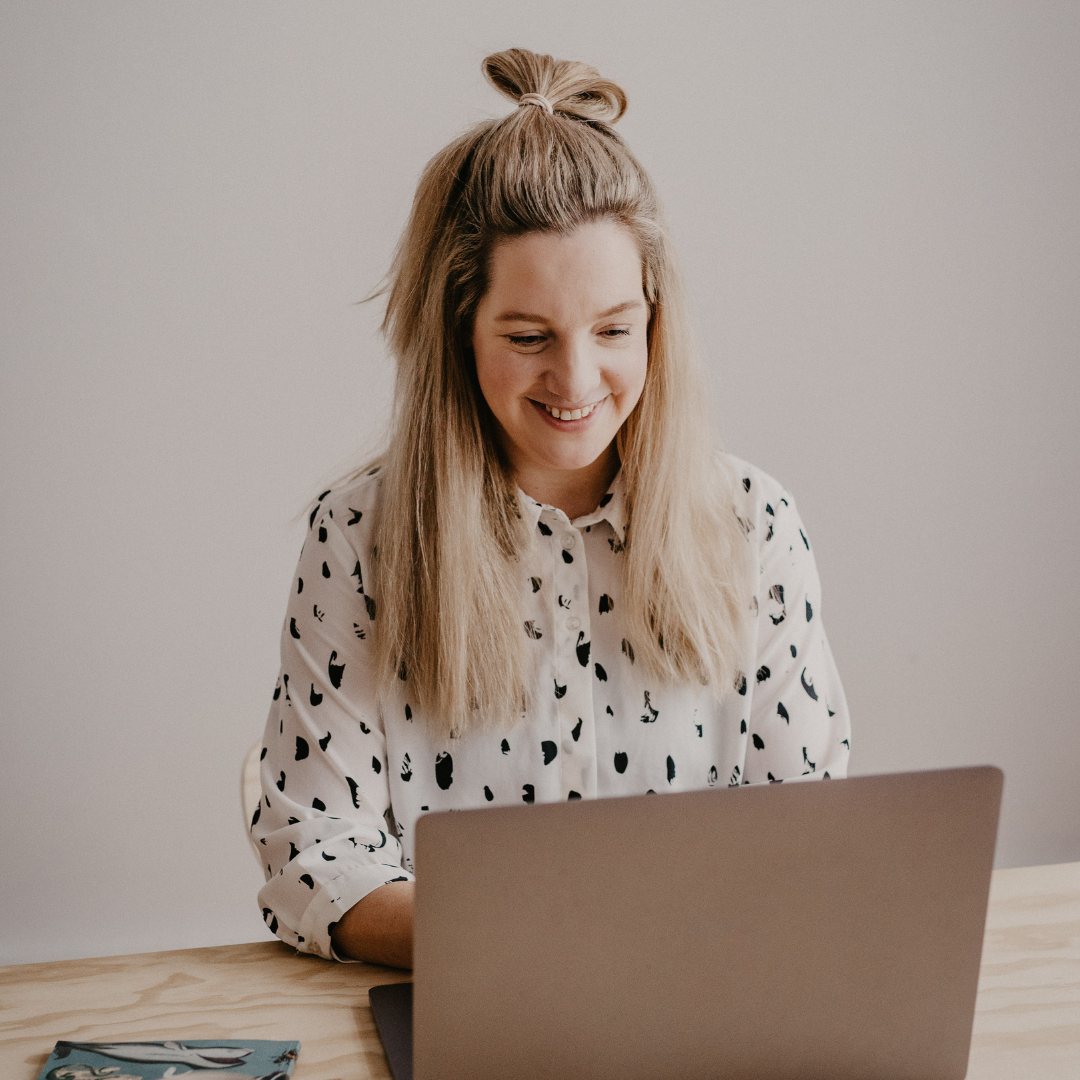 frau-am-laptop