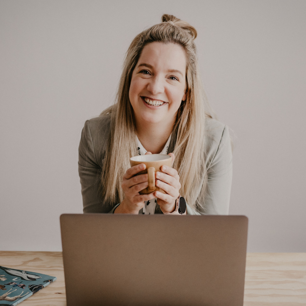 frau-mit-kaffeetasse